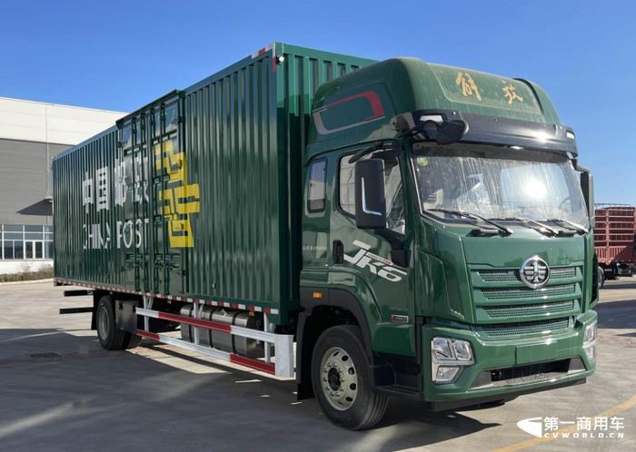 在工信部第367-368批新車(chē)申報(bào)公示中，解放又一次以全卡車(chē)陣容亮相，其中最吸引眼球莫過(guò)于包括J7燃?xì)鉅恳?chē)在內(nèi)的大馬力的牽引車(chē)產(chǎn)品組隊(duì)亮相，要知道，J7已經(jīng)連續(xù)缺席5批次新車(chē)公示了。