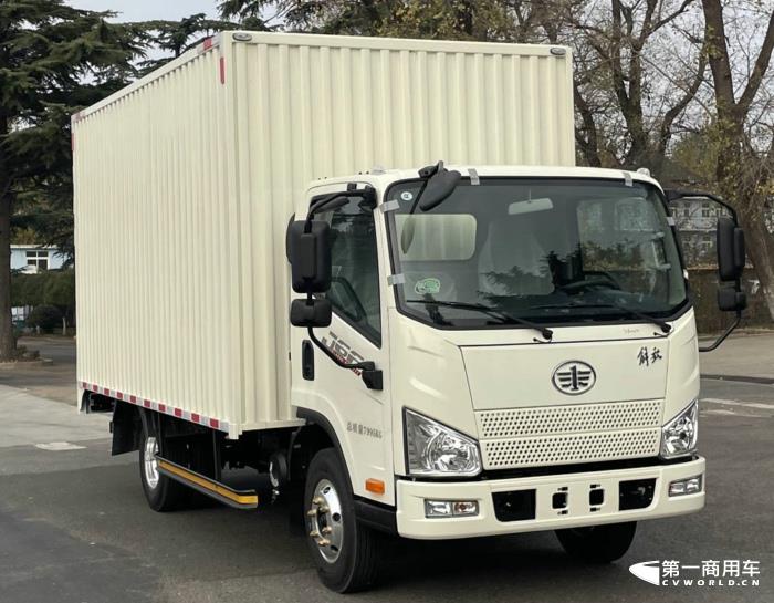 在工信部第367-368批新車(chē)申報(bào)公示中，解放又一次以全卡車(chē)陣容亮相，其中最吸引眼球莫過(guò)于包括J7燃?xì)鉅恳?chē)在內(nèi)的大馬力的牽引車(chē)產(chǎn)品組隊(duì)亮相，要知道，J7已經(jīng)連續(xù)缺席5批次新車(chē)公示了。