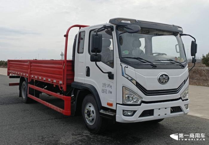 在工信部第367-368批新車(chē)申報(bào)公示中，解放又一次以全卡車(chē)陣容亮相，其中最吸引眼球莫過(guò)于包括J7燃?xì)鉅恳?chē)在內(nèi)的大馬力的牽引車(chē)產(chǎn)品組隊(duì)亮相，要知道，J7已經(jīng)連續(xù)缺席5批次新車(chē)公示了。