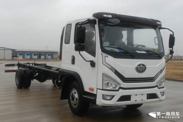 在工信部第367-368批新車(chē)申報(bào)公示中，解放又一次以全卡車(chē)陣容亮相，其中最吸引眼球莫過(guò)于包括J7燃?xì)鉅恳?chē)在內(nèi)的大馬力的牽引車(chē)產(chǎn)品組隊(duì)亮相，要知道，J7已經(jīng)連續(xù)缺席5批次新車(chē)公示了。