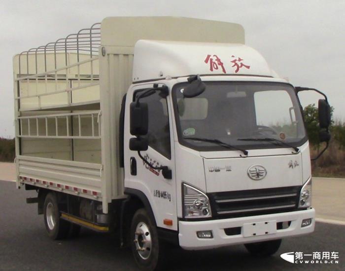 在工信部第367-368批新車(chē)申報(bào)公示中，解放又一次以全卡車(chē)陣容亮相，其中最吸引眼球莫過(guò)于包括J7燃?xì)鉅恳?chē)在內(nèi)的大馬力的牽引車(chē)產(chǎn)品組隊(duì)亮相，要知道，J7已經(jīng)連續(xù)缺席5批次新車(chē)公示了。
