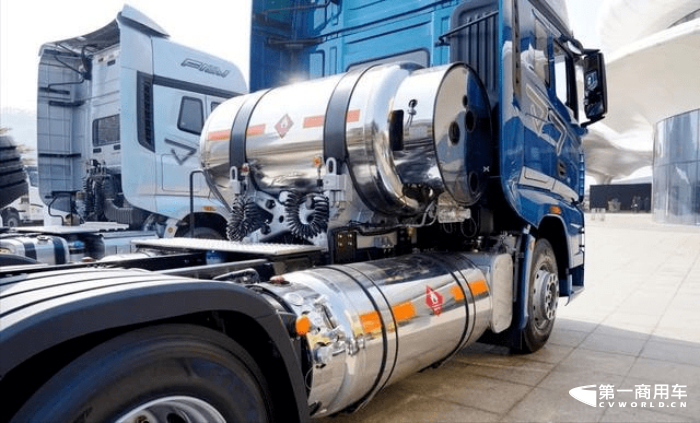 解放J7 6x4LNG牽引車(chē)2.jpg2.png