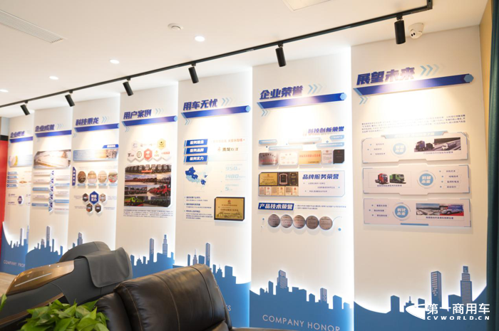 首個(gè)“乘龍?bào)A站”標(biāo)桿店盛大開業(yè)4.png