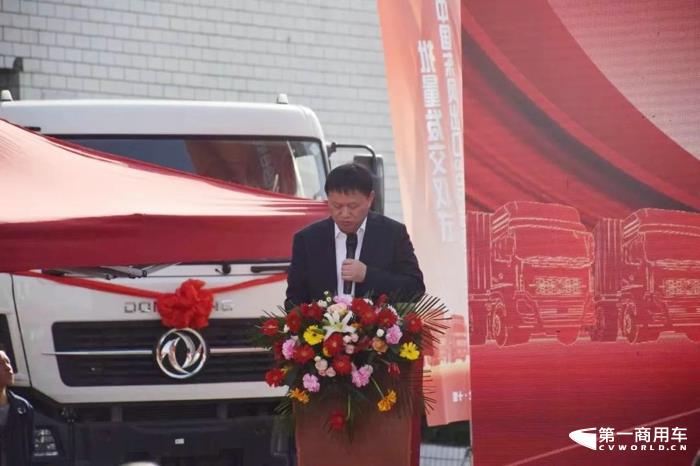 200臺(tái)東風(fēng)新汽燃油牽引車出口非洲4.jpg