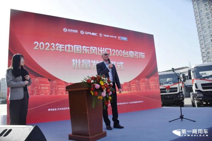 200臺(tái)東風(fēng)新汽燃油牽引車出口非洲6.jpg