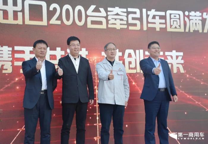 200臺(tái)東風(fēng)新汽燃油牽引車出口非洲8.jpg