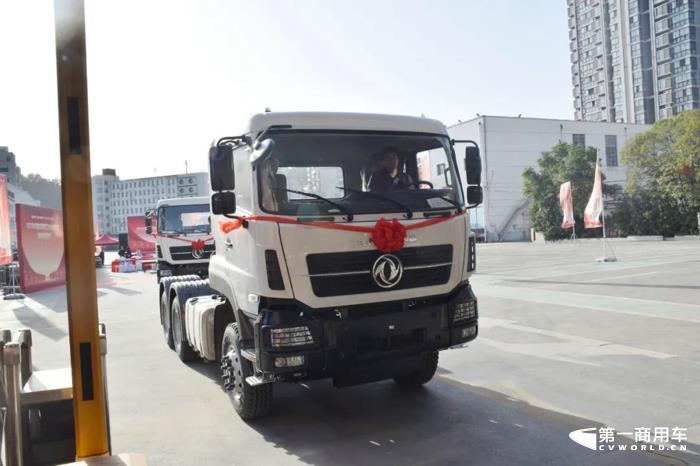200臺(tái)東風(fēng)新汽燃油牽引車出口非洲10.jpg