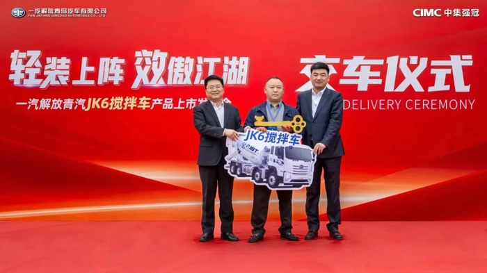 活動外場展出兩輛JK6載貨車。