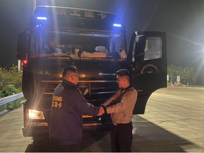 徐工汽車快速救援百萬(wàn)貨物！3.png