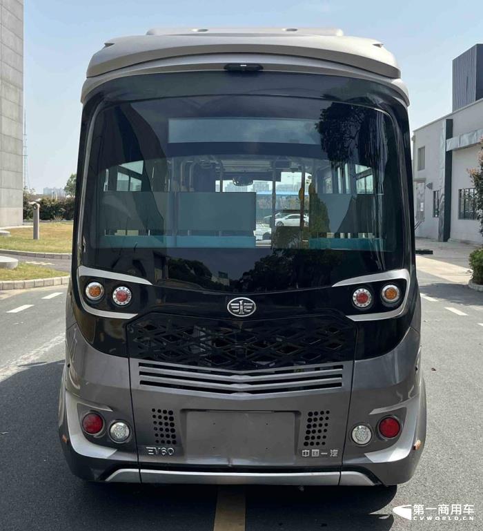【第一商用車網 原創(chuàng)】在第370批新車申報公示中，共有30款產品掛解放牌商標，規(guī)模仍不算太大，但細看仍是亮點多多。