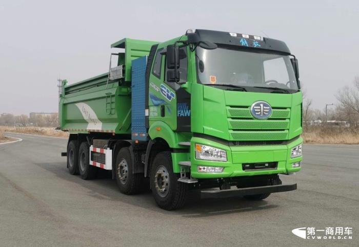 【第一商用車網(wǎng) 原創(chuàng)】一汽解放在第371批新車申報(bào)公示又展示了一次全卡車陣容，又是一次新能源產(chǎn)品“井噴”的亮相，本批次解放新能源產(chǎn)品占比超過(guò)40%，其中純電動(dòng)重卡和輕卡都達(dá)到6款，非常抓人眼球