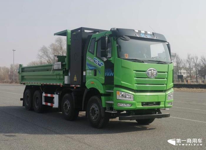 【第一商用車網(wǎng) 原創(chuàng)】一汽解放在第371批新車申報(bào)公示又展示了一次全卡車陣容，又是一次新能源產(chǎn)品“井噴”的亮相，本批次解放新能源產(chǎn)品占比超過(guò)40%，其中純電動(dòng)重卡和輕卡都達(dá)到6款，非常抓人眼球