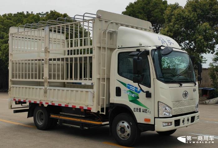 【第一商用車網(wǎng) 原創(chuàng)】一汽解放在第371批新車申報(bào)公示又展示了一次全卡車陣容，又是一次新能源產(chǎn)品“井噴”的亮相，本批次解放新能源產(chǎn)品占比超過(guò)40%，其中純電動(dòng)重卡和輕卡都達(dá)到6款，非常抓人眼球