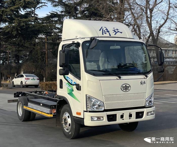 【第一商用車網(wǎng) 原創(chuàng)】一汽解放在第371批新車申報(bào)公示又展示了一次全卡車陣容，又是一次新能源產(chǎn)品“井噴”的亮相，本批次解放新能源產(chǎn)品占比超過(guò)40%，其中純電動(dòng)重卡和輕卡都達(dá)到6款，非常抓人眼球