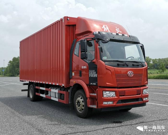 【第一商用車網(wǎng) 原創(chuàng)】一汽解放在第371批新車申報(bào)公示又展示了一次全卡車陣容，又是一次新能源產(chǎn)品“井噴”的亮相，本批次解放新能源產(chǎn)品占比超過(guò)40%，其中純電動(dòng)重卡和輕卡都達(dá)到6款，非常抓人眼球