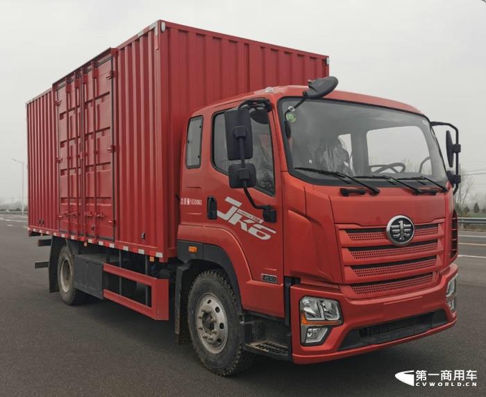 【第一商用車網(wǎng) 原創(chuàng)】一汽解放在第371批新車申報(bào)公示又展示了一次全卡車陣容，又是一次新能源產(chǎn)品“井噴”的亮相，本批次解放新能源產(chǎn)品占比超過(guò)40%，其中純電動(dòng)重卡和輕卡都達(dá)到6款，非常抓人眼球