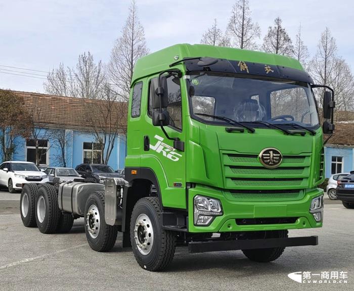 【第一商用車網(wǎng) 原創(chuàng)】一汽解放在第371批新車申報(bào)公示又展示了一次全卡車陣容，又是一次新能源產(chǎn)品“井噴”的亮相，本批次解放新能源產(chǎn)品占比超過(guò)40%，其中純電動(dòng)重卡和輕卡都達(dá)到6款，非常抓人眼球