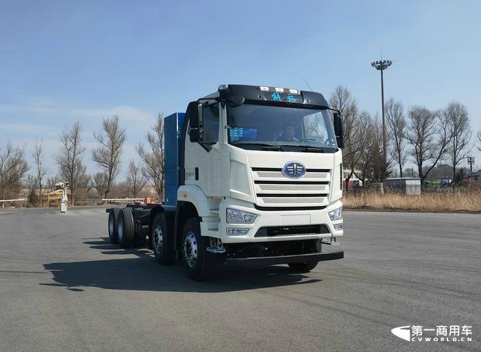 【第一商用車網(wǎng) 原創(chuàng)】一汽解放在第371批新車申報(bào)公示又展示了一次全卡車陣容，又是一次新能源產(chǎn)品“井噴”的亮相，本批次解放新能源產(chǎn)品占比超過(guò)40%，其中純電動(dòng)重卡和輕卡都達(dá)到6款，非常抓人眼球