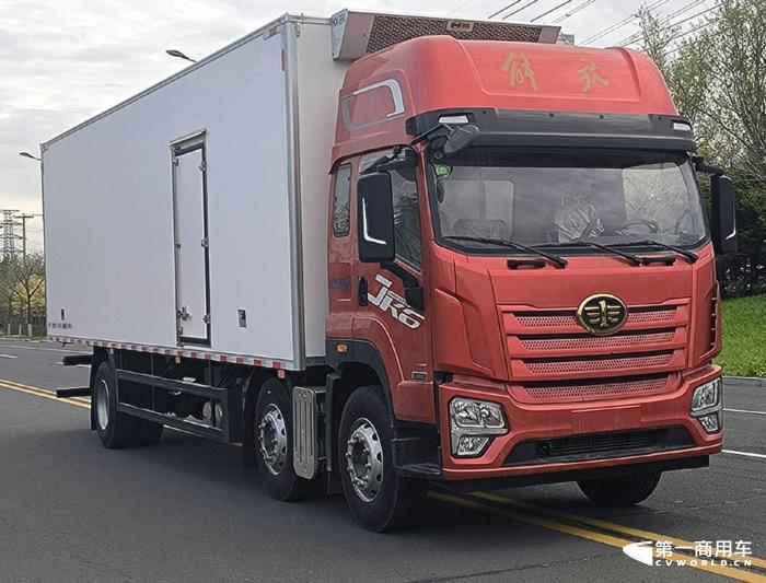 【第一商用車網(wǎng) 原創(chuàng)】一汽解放在第371批新車申報(bào)公示又展示了一次全卡車陣容，又是一次新能源產(chǎn)品“井噴”的亮相，本批次解放新能源產(chǎn)品占比超過(guò)40%，其中純電動(dòng)重卡和輕卡都達(dá)到6款，非常抓人眼球