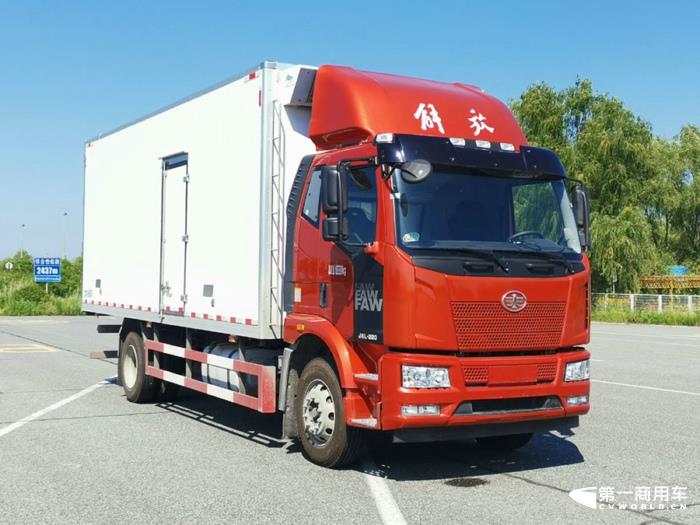 【第一商用車網(wǎng) 原創(chuàng)】一汽解放在第371批新車申報(bào)公示又展示了一次全卡車陣容，又是一次新能源產(chǎn)品“井噴”的亮相，本批次解放新能源產(chǎn)品占比超過(guò)40%，其中純電動(dòng)重卡和輕卡都達(dá)到6款，非常抓人眼球