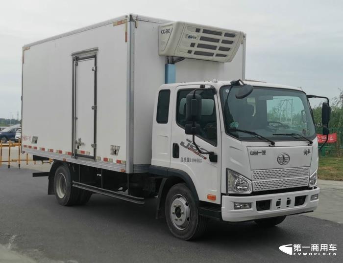 【第一商用車網(wǎng) 原創(chuàng)】一汽解放在第371批新車申報(bào)公示又展示了一次全卡車陣容，又是一次新能源產(chǎn)品“井噴”的亮相，本批次解放新能源產(chǎn)品占比超過(guò)40%，其中純電動(dòng)重卡和輕卡都達(dá)到6款，非常抓人眼球