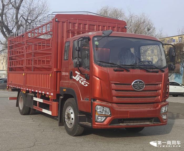 【第一商用車網(wǎng) 原創(chuàng)】一汽解放在第371批新車申報(bào)公示又展示了一次全卡車陣容，又是一次新能源產(chǎn)品“井噴”的亮相，本批次解放新能源產(chǎn)品占比超過(guò)40%，其中純電動(dòng)重卡和輕卡都達(dá)到6款，非常抓人眼球