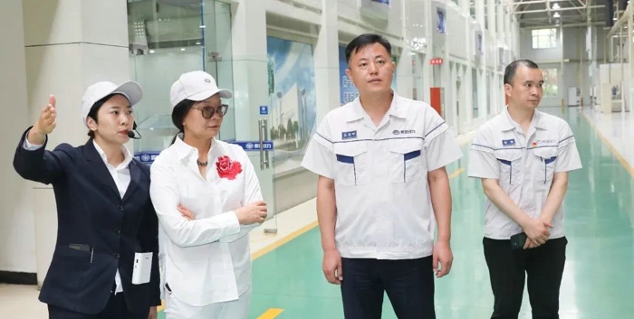 中國機(jī)械工業(yè)企業(yè)管理協(xié)會(huì)副會(huì)長王洪艷一行來解放動(dòng)力參觀交流2.jpg