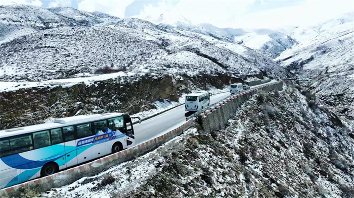 宇通一直在追求更高品質(zhì)的道路上奮勇前行，朝著客車領(lǐng)域的“珠穆朗瑪峰”奮力攀登。未來，將以更高品質(zhì)、更快服務(wù)、更強(qiáng)性能持續(xù)向世界展示中國力量。