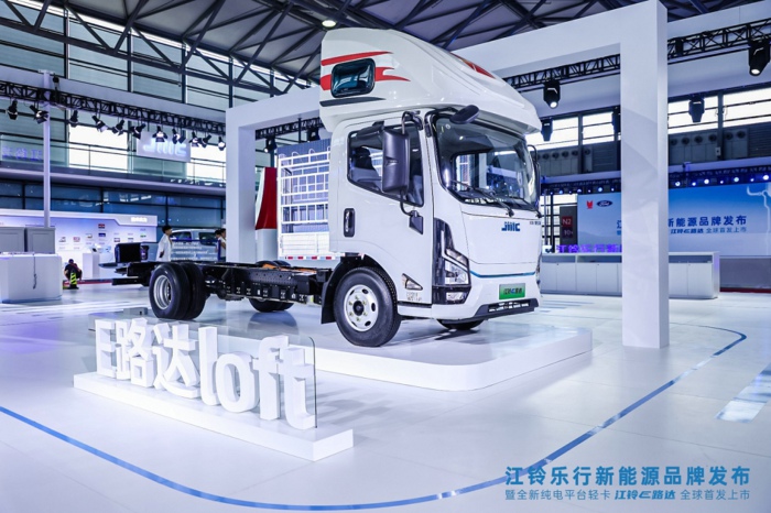 【第一商用車網(wǎng) 原創(chuàng)】“今年年底，我們力爭實現(xiàn)公司新能源商用車占比達(dá)到10%；并計劃用2-3年時間，把江鈴旗下新能源商用車占比提升到25%。”吳曉軍提出的江鈴樂行新能源的這些“小目標(biāo)”能否順利實現(xiàn)？“第一棒”已快速開跑的江鈴樂行E路達(dá)已開啟了屬于TA的表演。