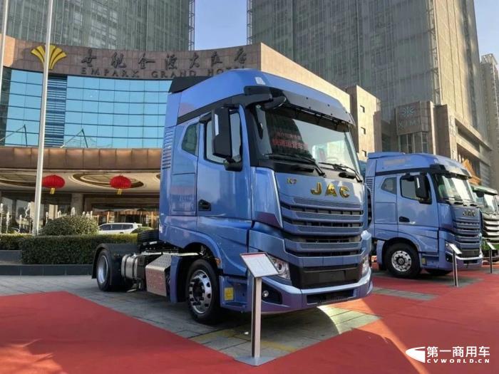 江淮跨越4×2 520馬力牽引車.jpg