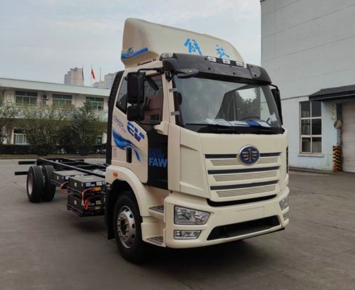 【第一商用車網(wǎng) 原創(chuàng)】解放在工信部第372批新車申報(bào)公示的陣容比前幾批要小很多。本批次共有16款產(chǎn)品掛解放牌商標(biāo)，年內(nèi)首次單批次申報(bào)產(chǎn)品數(shù)不足20款。規(guī)模上是小了，但細(xì)看仍是亮點(diǎn)多多，還創(chuàng)下不少“紀(jì)錄”。