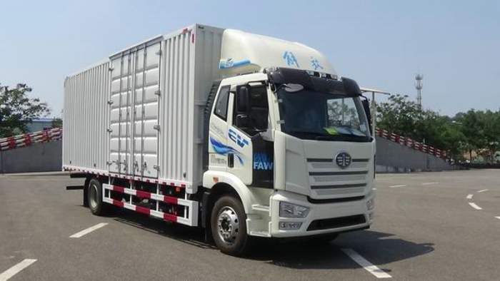 【第一商用車網(wǎng) 原創(chuàng)】解放在工信部第372批新車申報(bào)公示的陣容比前幾批要小很多。本批次共有16款產(chǎn)品掛解放牌商標(biāo)，年內(nèi)首次單批次申報(bào)產(chǎn)品數(shù)不足20款。規(guī)模上是小了，但細(xì)看仍是亮點(diǎn)多多，還創(chuàng)下不少“紀(jì)錄”。