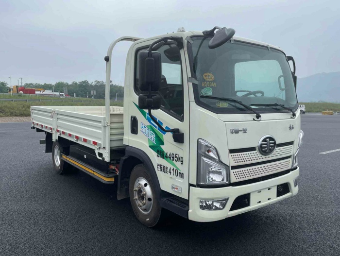 【第一商用車網(wǎng) 原創(chuàng)】解放在工信部第372批新車申報(bào)公示的陣容比前幾批要小很多。本批次共有16款產(chǎn)品掛解放牌商標(biāo)，年內(nèi)首次單批次申報(bào)產(chǎn)品數(shù)不足20款。規(guī)模上是小了，但細(xì)看仍是亮點(diǎn)多多，還創(chuàng)下不少“紀(jì)錄”。