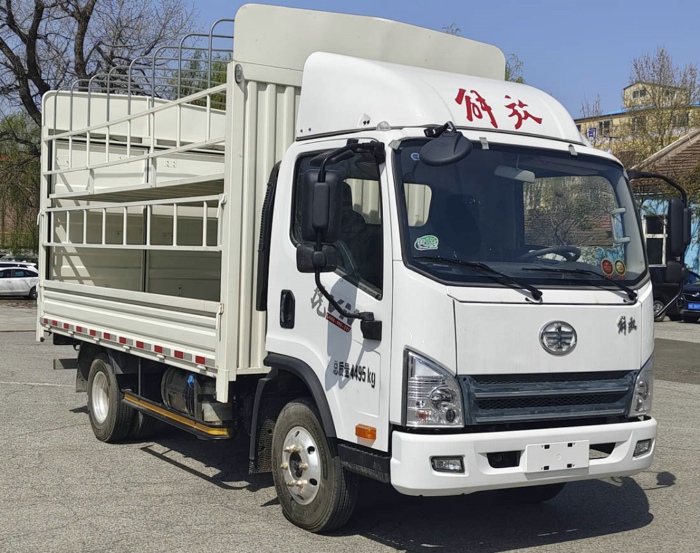 【第一商用車網(wǎng) 原創(chuàng)】解放在工信部第372批新車申報(bào)公示的陣容比前幾批要小很多。本批次共有16款產(chǎn)品掛解放牌商標(biāo)，年內(nèi)首次單批次申報(bào)產(chǎn)品數(shù)不足20款。規(guī)模上是小了，但細(xì)看仍是亮點(diǎn)多多，還創(chuàng)下不少“紀(jì)錄”。
