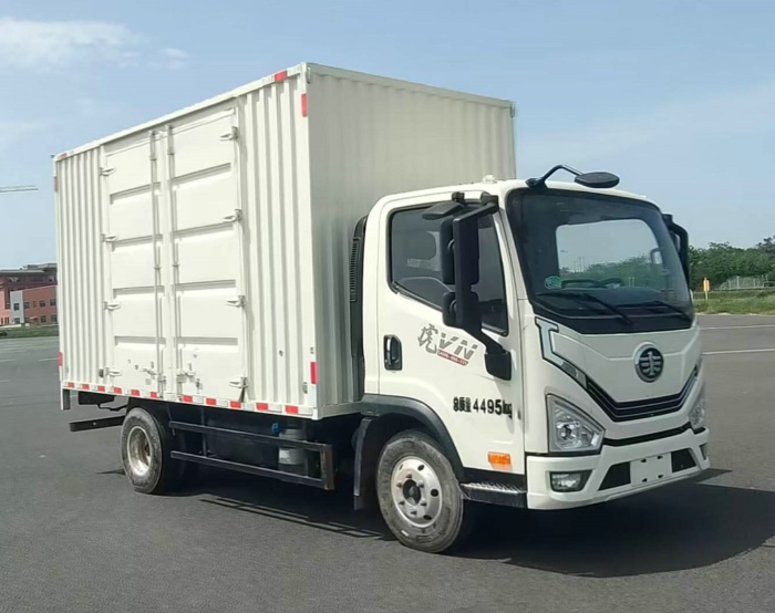 【第一商用車網(wǎng) 原創(chuàng)】解放在工信部第372批新車申報(bào)公示的陣容比前幾批要小很多。本批次共有16款產(chǎn)品掛解放牌商標(biāo)，年內(nèi)首次單批次申報(bào)產(chǎn)品數(shù)不足20款。規(guī)模上是小了，但細(xì)看仍是亮點(diǎn)多多，還創(chuàng)下不少“紀(jì)錄”。