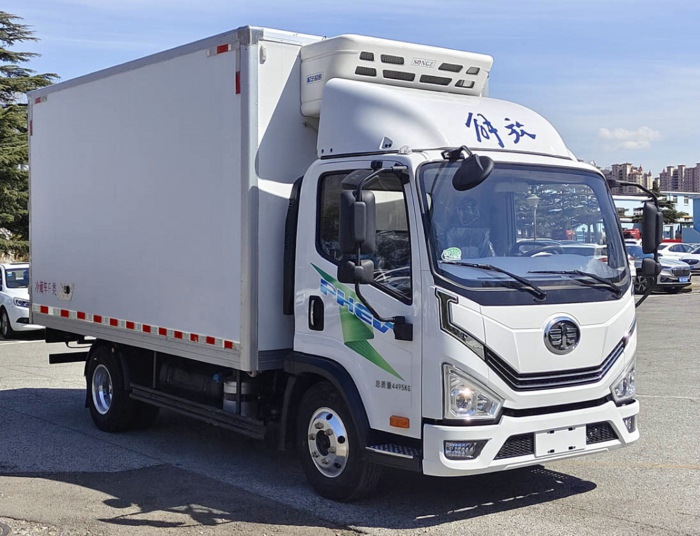【第一商用車網(wǎng) 原創(chuàng)】解放在工信部第372批新車申報(bào)公示的陣容比前幾批要小很多。本批次共有16款產(chǎn)品掛解放牌商標(biāo)，年內(nèi)首次單批次申報(bào)產(chǎn)品數(shù)不足20款。規(guī)模上是小了，但細(xì)看仍是亮點(diǎn)多多，還創(chuàng)下不少“紀(jì)錄”。