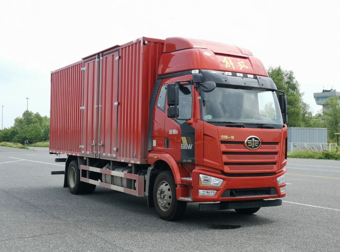 【第一商用車網(wǎng) 原創(chuàng)】解放在工信部第372批新車申報(bào)公示的陣容比前幾批要小很多。本批次共有16款產(chǎn)品掛解放牌商標(biāo)，年內(nèi)首次單批次申報(bào)產(chǎn)品數(shù)不足20款。規(guī)模上是小了，但細(xì)看仍是亮點(diǎn)多多，還創(chuàng)下不少“紀(jì)錄”。
