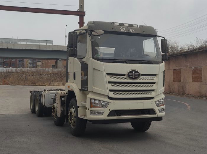 【第一商用車網(wǎng) 原創(chuàng)】解放在工信部第372批新車申報(bào)公示的陣容比前幾批要小很多。本批次共有16款產(chǎn)品掛解放牌商標(biāo)，年內(nèi)首次單批次申報(bào)產(chǎn)品數(shù)不足20款。規(guī)模上是小了，但細(xì)看仍是亮點(diǎn)多多，還創(chuàng)下不少“紀(jì)錄”。