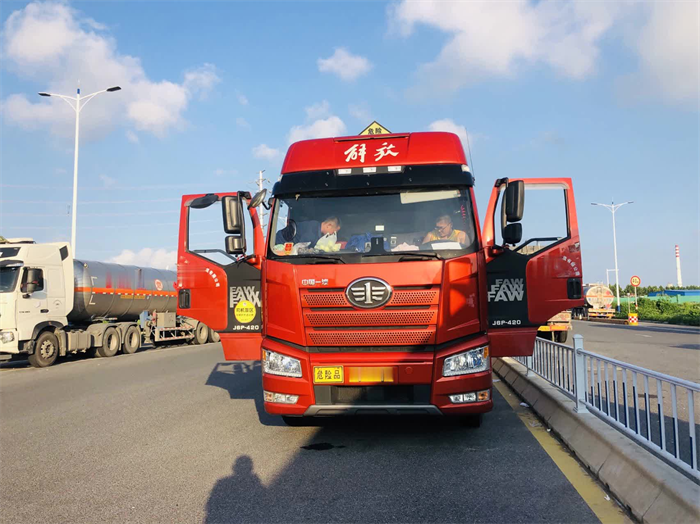 【第一商用車(chē)網(wǎng) 原創(chuàng)】近日，小編在走訪用戶時(shí)，采訪了一家江蘇?；愤\(yùn)輸車(chē)隊(duì)的老司機(jī)賈師傅，讓我們聽(tīng)一聽(tīng)他對(duì)解放J6P?；窢恳?chē)的評(píng)價(jià)。