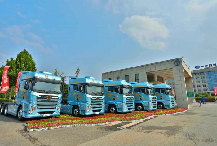 解放鷹途牽引車(chē)2.jpg