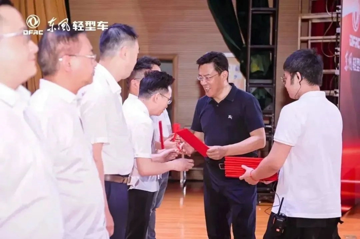 東風(fēng)汽車股份營銷總部&新能源事業(yè)部年中工作會圓滿召開3.jpg