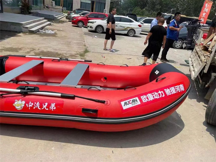 【第一商用車網(wǎng) 原創(chuàng)】災(zāi)難面前，許多商用車企業(yè)、物流企業(yè)及卡友們都積極加入救援行列，全力支持搶險救災(zāi)工作，留下了很多溫暖人心的畫面。