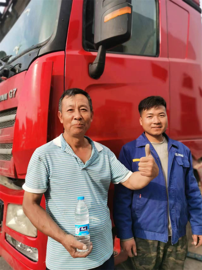 早晨六點，徐工汽車400客服中心接到求助電話，一輛滿載貨物的徐工G7牽引車在料場即將卸貨時，出現(xiàn)故障無法行駛，考慮到情況緊急，400客服中心第一時間派工最近的星級服務(wù)站快速前往處理。
