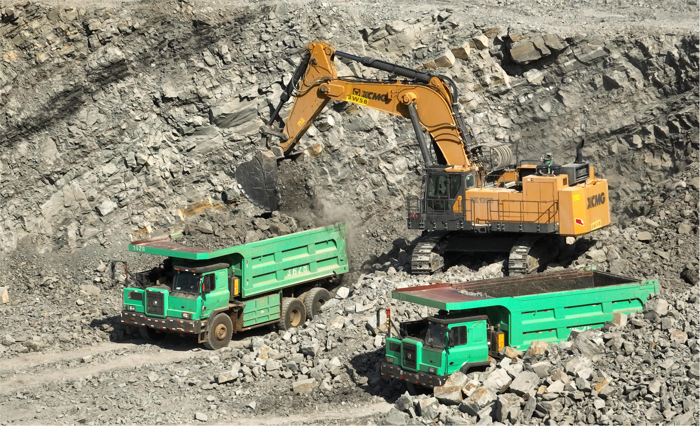 首批350輛混動(dòng)礦卡投運(yùn)3.png
