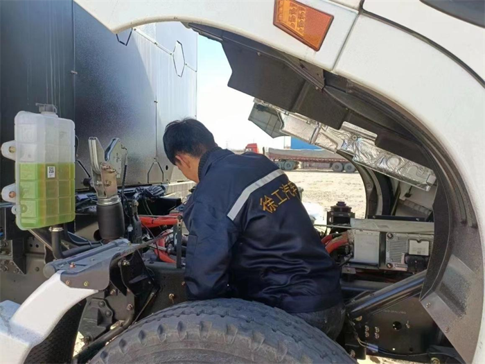 在政策與市場的雙重驅(qū)動下，新能源重卡行情持續(xù)上揚(yáng)，8月份創(chuàng)下今年月銷量新高，共銷售新能源重卡2939輛，同比上漲52.44%。徐州徐工新能源汽車有限公司（簡稱徐工新能源，下同）今年8月共銷售新能源重卡556輛，同比去年8月（358輛）增長55.31%，銷量橫掃眾多車企，奪得銷量榜冠軍。