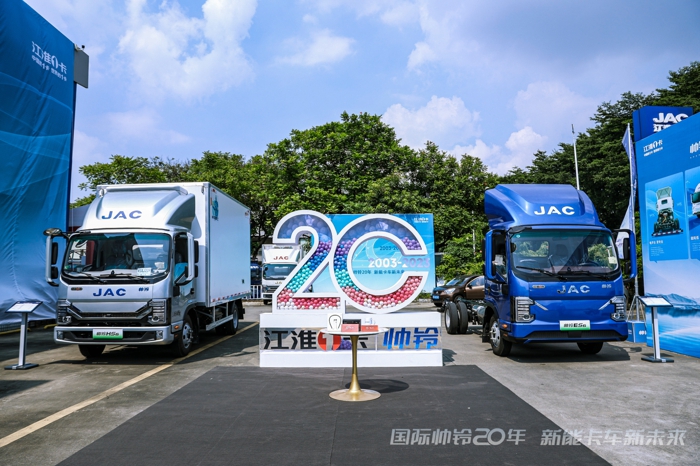 匠心耕耘二十載，江淮1卡帥鈴向新能源全面轉(zhuǎn)型，“混動(dòng)+純電”新賽道齊發(fā)力，構(gòu)建技術(shù)產(chǎn)品新優(yōu)勢，開啟高端輕卡新紀(jì)元，引領(lǐng)新能卡車新未來。