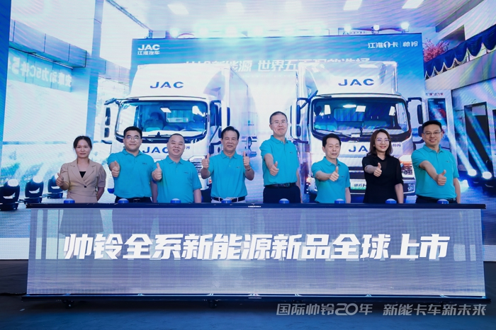 匠心耕耘二十載，江淮1卡帥鈴向新能源全面轉(zhuǎn)型，“混動(dòng)+純電”新賽道齊發(fā)力，構(gòu)建技術(shù)產(chǎn)品新優(yōu)勢，開啟高端輕卡新紀(jì)元，引領(lǐng)新能卡車新未來。