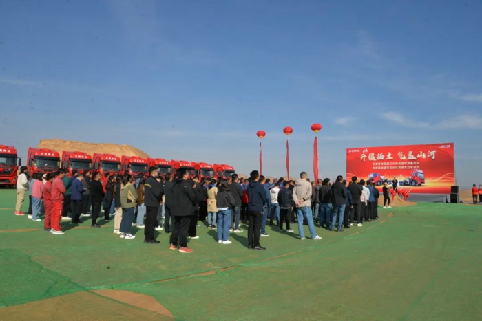 108輛東風(fēng)天龍燃?xì)庾幽杠囃哆\(yùn)疆煤外運(yùn)“戰(zhàn)場”.jpg