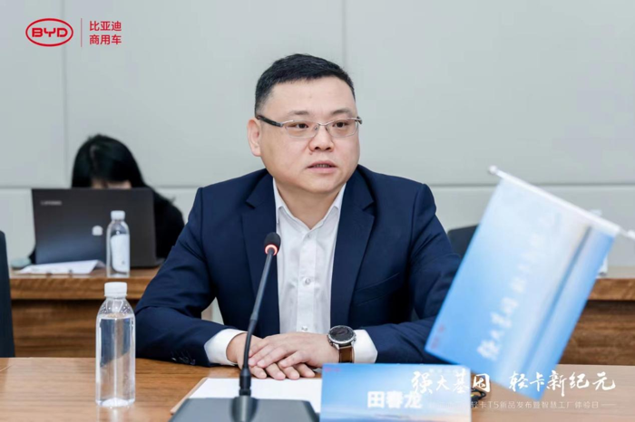 比亞迪首款混動(dòng)輕卡出自這里 探秘比亞迪全球首座卡車智慧工廠2‘’.png
