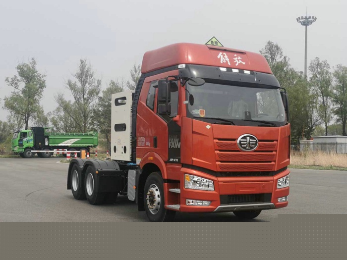 解放J6P CNG危險品運輸半掛牽引車.jpg